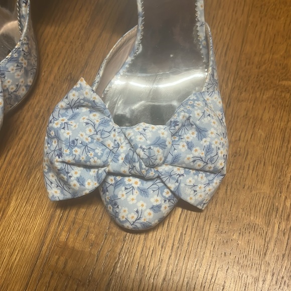 Block heels with an adorable bow 💕 Blue with daisy flowers worn once - Picture 2 of 5